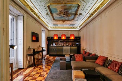 Sol Hostel | Discover Toc Hostel Madrid: Rated 8.9 with Pool & Dining