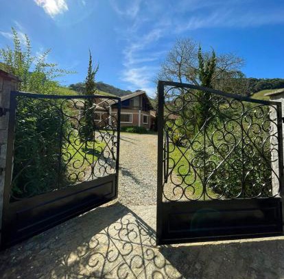 Sao Bento do Sapucai House | Pet-Friendly Retreat at Toca - Bairro Serrano, 4-Star Stay