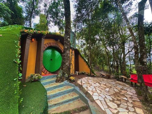 Bueno Brandao Bed & Breakfast | Discover Toca do Hobbit - Vila Mágica with Pool & Hot Tub