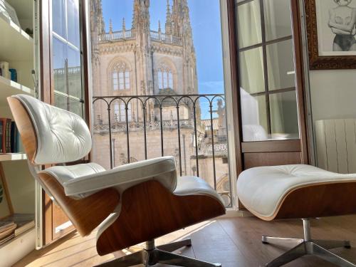 Burgos Apartment | Elegant Stay at Tocando la Catedral, 4-Star Family Retreat