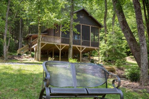 Blue Ridge House | Relaxing Retreat at Toccoa Hideaway with Hot Tub Access