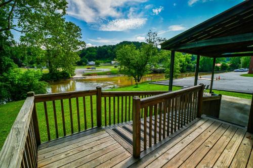 Williamstown House | Welcoming Toccoa River House: Perfect for Families