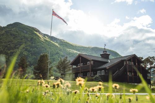 Dovre Hotel | Experience Toftemo Turiststasjon: Pet-Friendly & Oceanfront