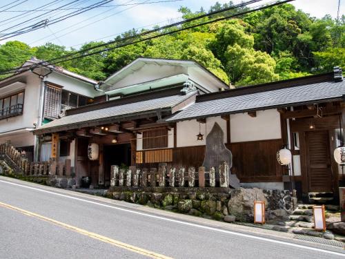 Isehara Hotel | Top-Rated Togakubo with Hot Tub & Breakfast Included