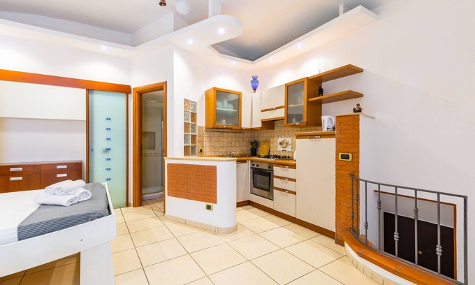 Vittorio Emanuele Apartment | Cozy Tolentino Studio Flat with Kitchen in Naples