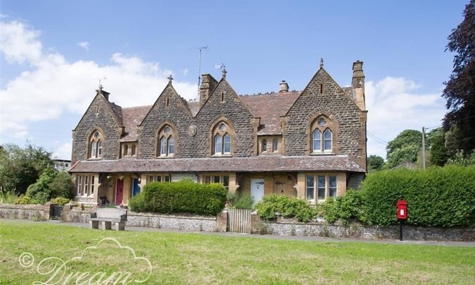 Frampton Cottage | Cozy TOLL LODGE: Pet-Friendly Retreat with Open Fire