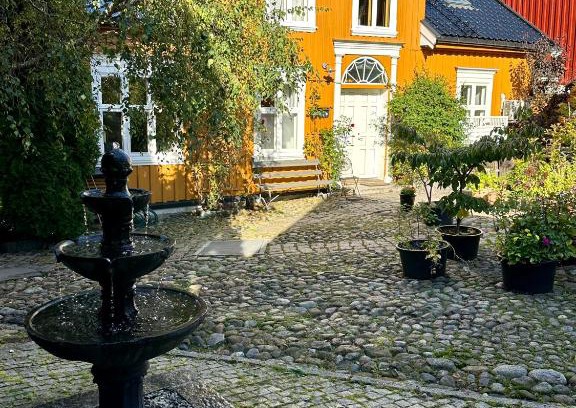 Larvik Bed & Breakfast | Cozy Tollgaarden Gjestegaard: Pet-Friendly Oceanfront Escape