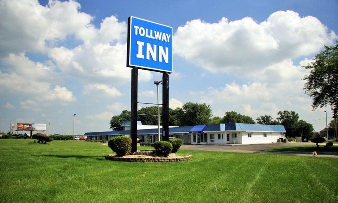 South Beloit Hotel | Budget-Friendly Stay at Tollway Inn Beloit for Families