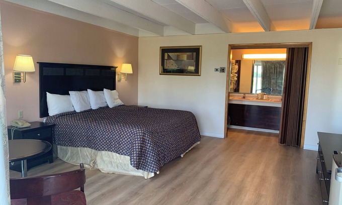South Beloit Hotel | Budget-Friendly Tollway Inn of Beloit with Family Amenities