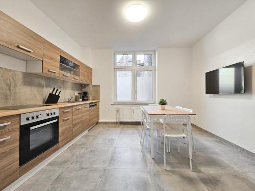 Hochfeld Apartment | RAJ Living - 3 Room Apartment with Hot Tub Near Messe DUS