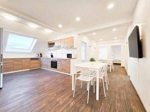 Stadtmitte Apartment | RAJ Living Apartments: 5 Rooms Near Messe DUS, Rated 9.6
