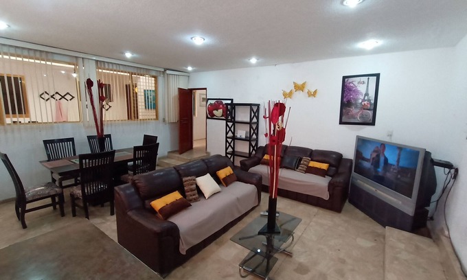 Toluca City-Centre House | Pet-Friendly Toluca Centrica House with Breakfast & Kitchen