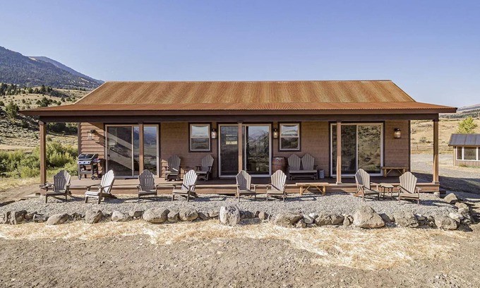 Emigrant House | Cozy Retreat: Tom Miner Creek Cabin with Breakfast & Kitchen