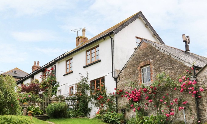 Watermouth Cottage | Cozy Tom's House: Oceanfront Holiday Cottage with Garden