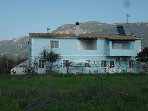 Doukades Apartment | Comfortable Stay at Tom's House with Hot Tub & Pet-Friendly