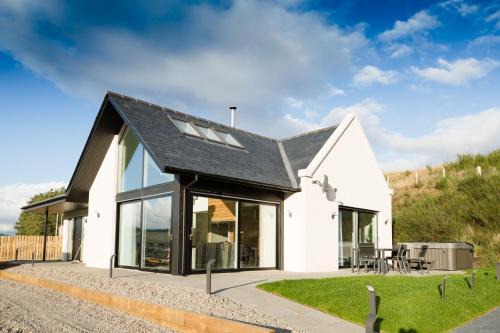 Cullachie House | Unforgettable Tomdhu Lodge - Family-Friendly with Hot Tub