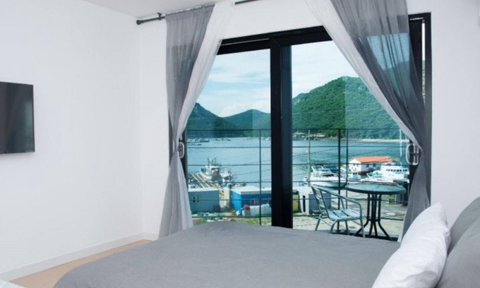 Iun House | Relax at Tongyeong Chorokbitbada Pension with Pool and Breakfast