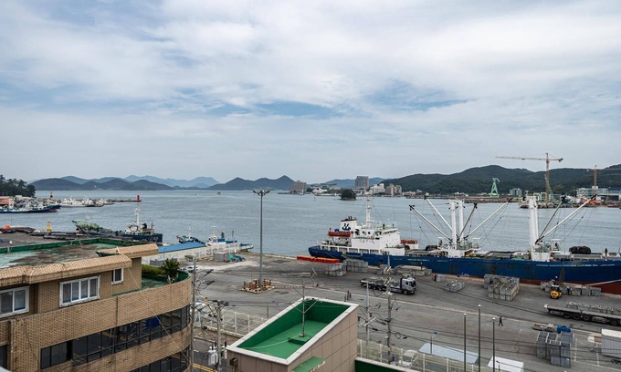 Chungmu Hotel | Eco-Friendly Stay at Tongyeong Hotel Gray with Hot Tub