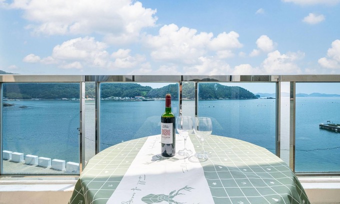 Tongyeong House | Oceanview Retreat: Tongyeong Maremio Pension for Families
