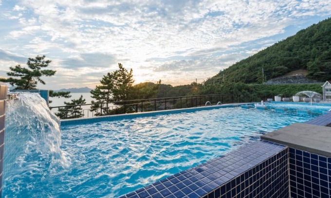 Tongyeong House | Relaxing Stay at Tongyeong Nerja 21 Pension with Hot Tub