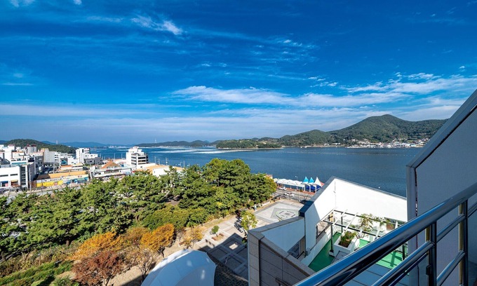 Tongyeong Hotel | Eco-Friendly Tongyeong Hotel with Kitchen and Breakfast