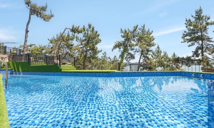 Asa House | Relaxing Retreat at Tongyoung Sagaejeol Pension with Pool