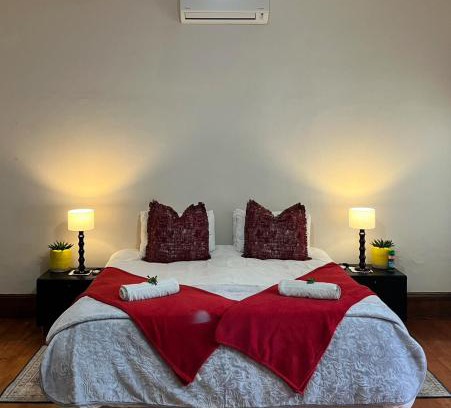 Graaff-Reinet House | Cozy Toni's Cottage: Oceanfront Stay with Pool and Breakfast