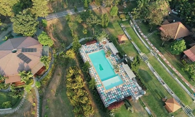Nong Nam Daeng Resort | Elegant TonSilp Art Home with Oceanfront Pool & Dining
