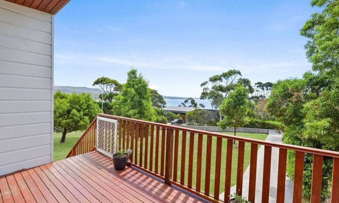 Binalong Bay House | Cozy Getaway at Too Tyred - Binalong Bay with Breakfast