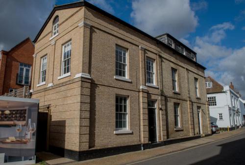 Ipswich Apartment | Toothbrush Apartments: Central 2 Bed/2 Bath with Parking