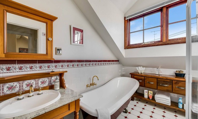 East Toowoomba House | Spacious Toowoomba CBD Retreat: Family & Pet Friendly Stay