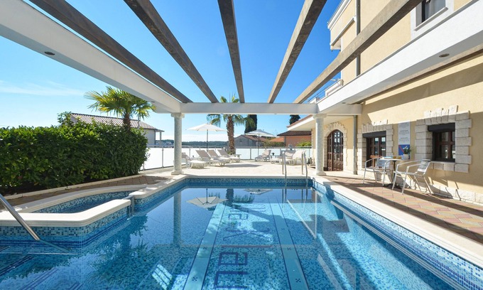 Okrug Gornji Apartment | Ideal Apartment with Pool & Ocean View for 2-4 Guests