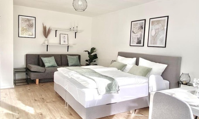Reutlingen Apartment | Prime Apartment with Balcony & Parking - Rated 9.3/10