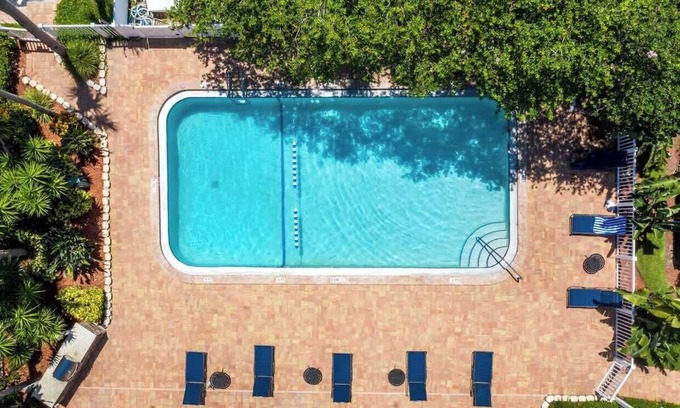 Anona Apartment | Top Balcony, Pool, 5 min to Beach @Sunnyside Palms