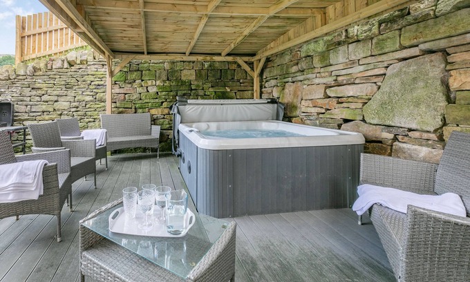 Rishworth Cottage | Relax at Top Barn with Spa and Breakfast Amenities