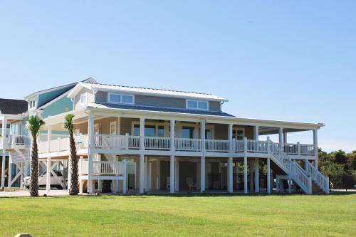 Holden Beach House | Inviting Stay at Top Cabin II with Pool & Family Amenities
