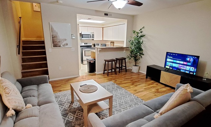 University City Condo | Elegant 2-Story La Jolla Condo with Pool & Spa Amenities