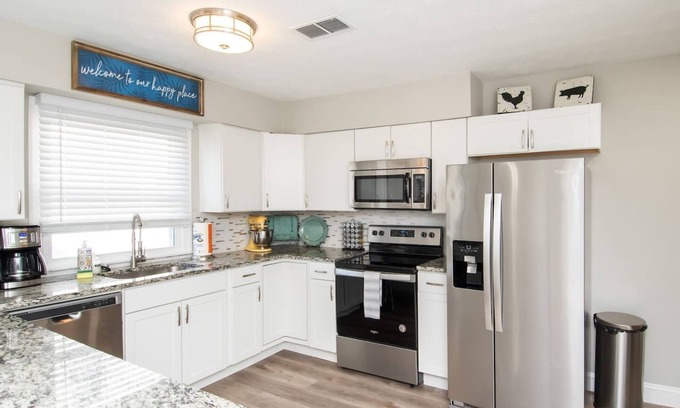 Dayton House | Ideal Retreat at The Flyer: 6 Bedrooms Near AF Museum