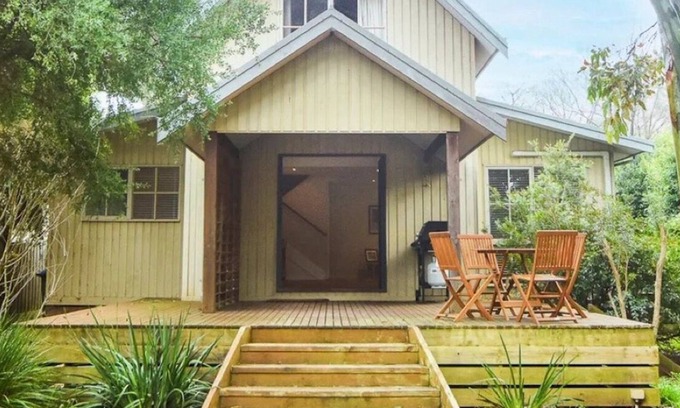 Flinders House | Top Deck - Family Getaway with Oceanfront Pool Access