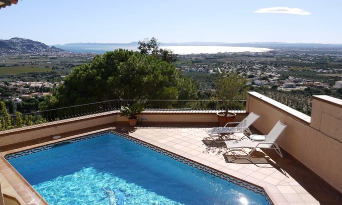 El Mas Fumats Apartment | Cozy Flat with Private Pool and Ocean View – Rated 10/10