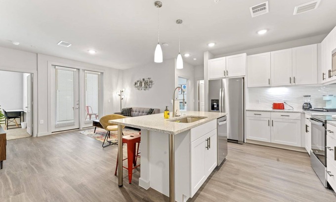 Windsor Park Apartment | Comfortable 2BR King Suite Near Downtown & University