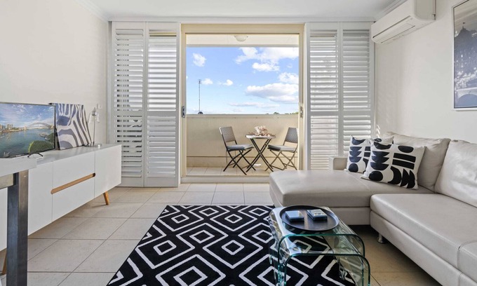 Neutral Bay Apartment | Top Floor Apartment with Balcony in Great Location