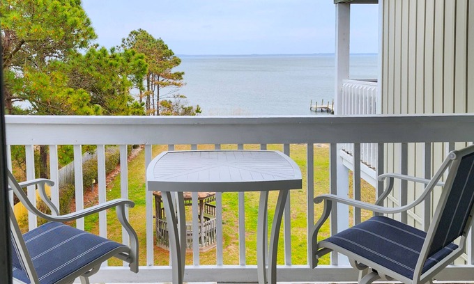 Manteo Condo | Top-Floor Condo with Balcony & Spa, Rated 10/10 for Guests