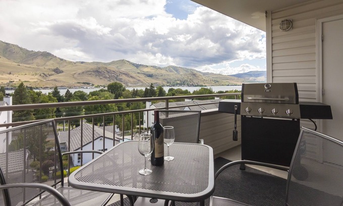 Chelan Condo | Lake View Retreat: 10/10 Rated with Pool & Hot Tub Access