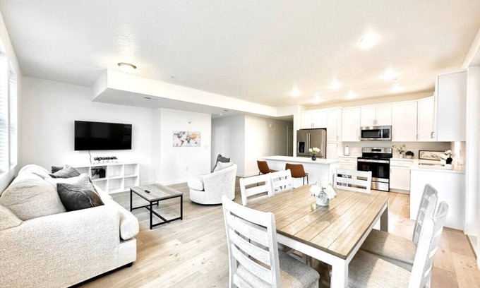 West Jordan Apartment | Elegant Top Floor Condo with Kitchen and Family Amenities