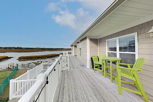 Ocean Isle Beach Apartment | Serene Top Floor Oasis with Ocean View and Private Beach