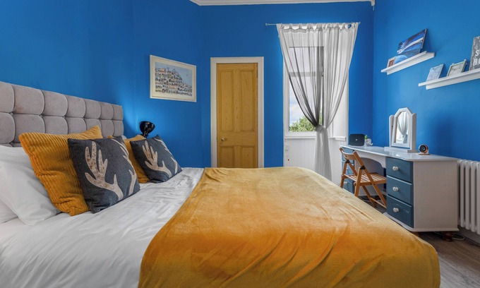 Dalry Apartment | Top Floor Spacious King Size Apartment | City Views | Excellent Transport Links