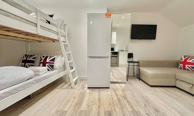 Earlsfield Apartment | Top-floor studio next to station