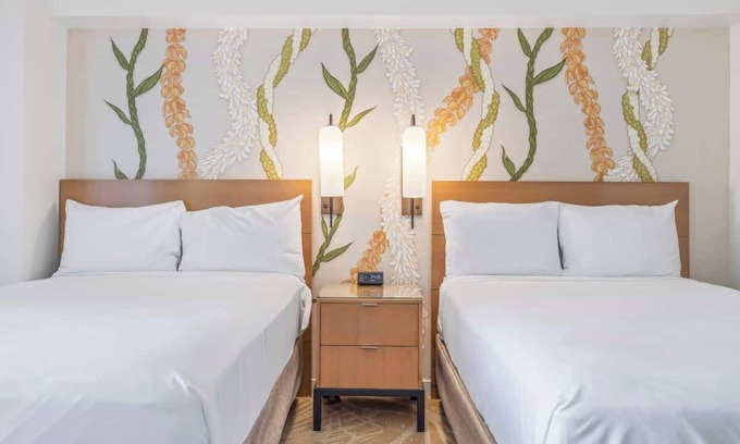 Ala Moana Apartment | Top Floor Studio with Balcony & Views 3528