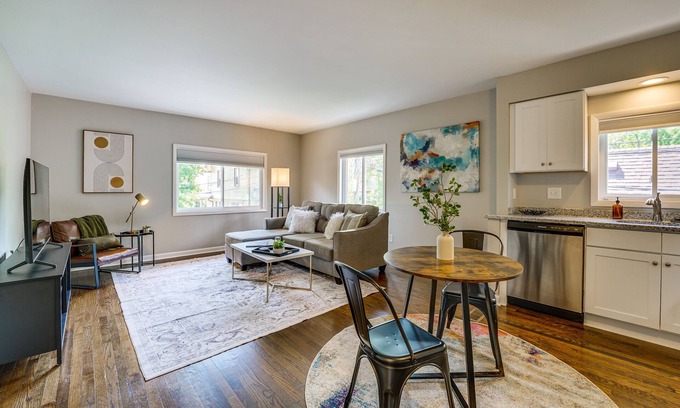 Wyandotte Apartment | Top-Floor Wyandotte Apartment Close to Detroit Riverfront